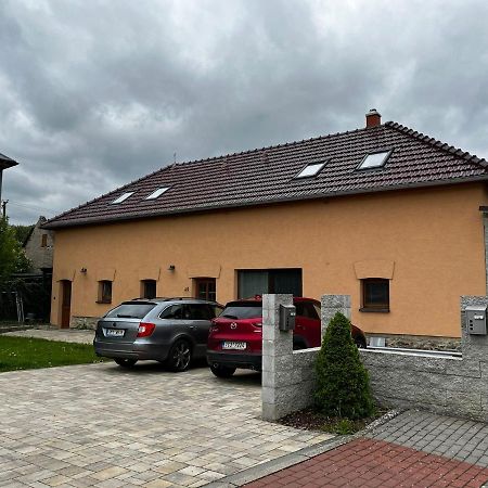 Prijemny Podkrovni Byt S Parkovanim Na Pozemku. Trsice Bagian luar foto